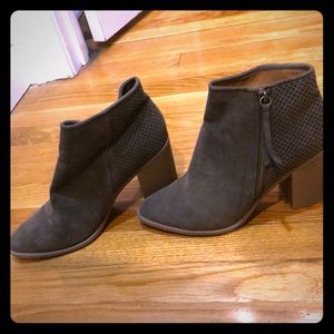 Universal Thread Boots